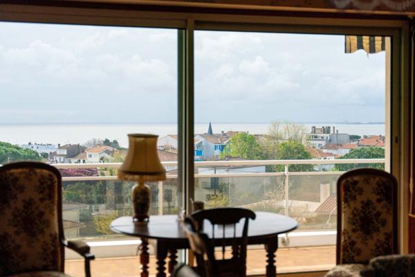 APPARTEMENT D’EXCEPTION DE 230 M² À DEUX PAS DU CENTRE-VILLE DE ROYAN AVEC GRANDE TERRASSE ET VUE ME