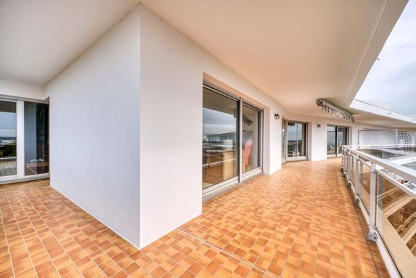 APPARTEMENT D’EXCEPTION DE 230 M² À DEUX PAS DU CENTRE-VILLE DE ROYAN AVEC GRANDE TERRASSE ET VUE ME
