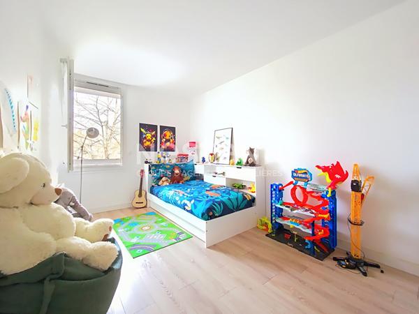 A VENDRE .Appartement Montigny Le Bretonneux 3 pièces cave et parking.