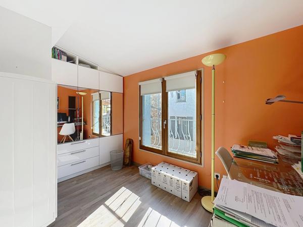 Maison de village de caractère avec terrasse, jardin et garage, Canohes