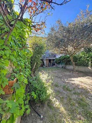 Maison de village de caractère avec terrasse, jardin et garage, Canohes
