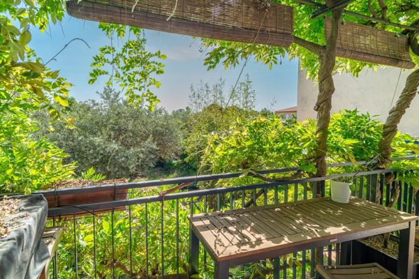 Maison de village de caractère avec terrasse, jardin et garage, Canohes