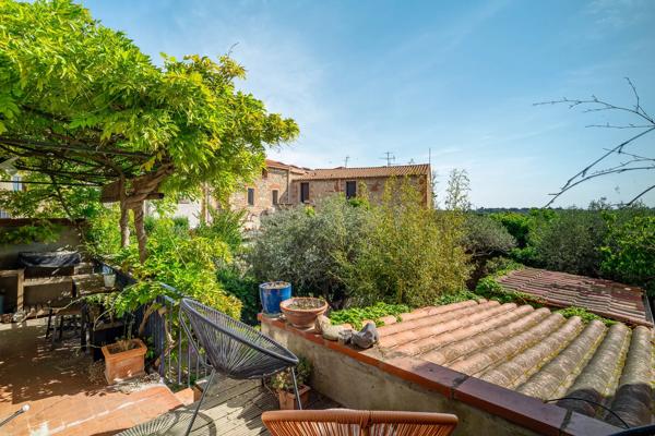 Maison de village de caractère avec terrasse, jardin et garage, Canohes