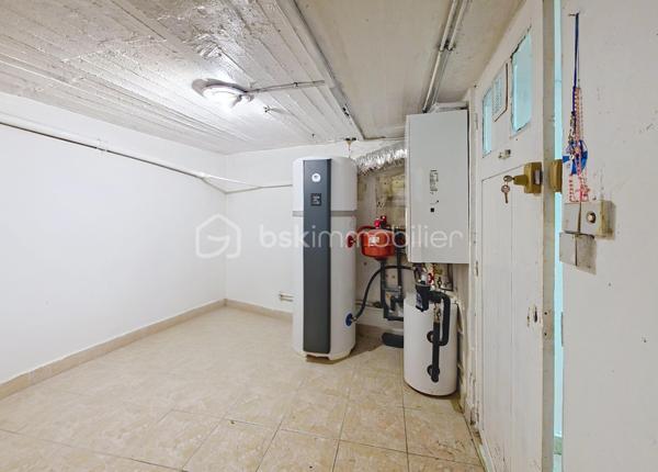 Venez découvrir cette belle maison de ville au cœur de Rosny-sous-Bois, proposée au prix de 315 000 euros. 
Surface habitable de 83 m², 4 pièces dont 3 chambres, offrant un agencement fonctionnel sur plusieurs niveaux. 
Le sous-sol total a été aménagé avec une entrée indépendante, idéal pour un logement autonome, un bureau ou une activité professionnelle.
Un grand garage et un patio complètent le bien, apportant grand espace de rangement/stockage et espaces extérieurs privatifs. 
La maison dispose d’un WC et d’une salle de bains à chaque étage, facilités pratiques pour une famille.

Située à deux pas de la station de RER E Rosny-sous-Bois (environ 2 minutes à pied), elle bénéficie d’un accès direct vers Paris et la région Île-de-France. 
Nombreux transports en commun et lignes de bus à proximité, accès routier rapide vers l’A86. Arrivée prochaine du métro 15.

À proximité immédiate : commerces de quartier, boulangeries, supermarchés, marché local, écoles et crèches, ainsi que le centre commercial Rosny 2 pour toutes les commodités et loisirs. Espaces verts et promenades à proximité, offrant qualité de vie et environnement urbain agréable.

Travaux à prévoir, belle opportunité de valorisation pour un acquéreur souhaitant personnaliser le bien ou optimiser son rendement locatif grâce au sous-sol indépendant.