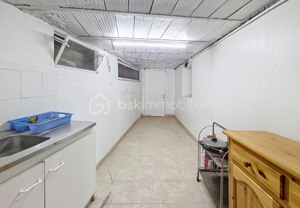 Venez découvrir cette belle maison de ville au cœur de Rosny-sous-Bois, proposée au prix de 315 000 euros. 
Surface habitable de 83 m², 4 pièces dont 3 chambres, offrant un agencement fonctionnel sur plusieurs niveaux. 
Le sous-sol total a été aménagé avec une entrée indépendante, idéal pour un logement autonome, un bureau ou une activité professionnelle.
Un grand garage et un patio complètent le bien, apportant grand espace de rangement/stockage et espaces extérieurs privatifs. 
La maison dispose d’un WC et d’une salle de bains à chaque étage, facilités pratiques pour une famille.

Située à deux pas de la station de RER E Rosny-sous-Bois (environ 2 minutes à pied), elle bénéficie d’un accès direct vers Paris et la région Île-de-France. 
Nombreux transports en commun et lignes de bus à proximité, accès routier rapide vers l’A86. Arrivée prochaine du métro 15.

À proximité immédiate : commerces de quartier, boulangeries, supermarchés, marché local, écoles et crèches, ainsi que le centre commercial Rosny 2 pour toutes les commodités et loisirs. Espaces verts et promenades à proximité, offrant qualité de vie et environnement urbain agréable.

Travaux à prévoir, belle opportunité de valorisation pour un acquéreur souhaitant personnaliser le bien ou optimiser son rendement locatif grâce au sous-sol indépendant.