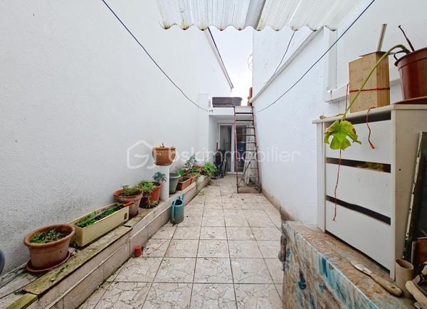 Venez découvrir cette belle maison de ville au cœur de Rosny-sous-Bois, proposée au prix de 315 000 euros. 
Surface habitable de 83 m², 4 pièces dont 3 chambres, offrant un agencement fonctionnel sur plusieurs niveaux. 
Le sous-sol total a été aménagé avec une entrée indépendante, idéal pour un logement autonome, un bureau ou une activité professionnelle.
Un grand garage et un patio complètent le bien, apportant grand espace de rangement/stockage et espaces extérieurs privatifs. 
La maison dispose d’un WC et d’une salle de bains à chaque étage, facilités pratiques pour une famille.

Située à deux pas de la station de RER E Rosny-sous-Bois (environ 2 minutes à pied), elle bénéficie d’un accès direct vers Paris et la région Île-de-France. 
Nombreux transports en commun et lignes de bus à proximité, accès routier rapide vers l’A86. Arrivée prochaine du métro 15.

À proximité immédiate : commerces de quartier, boulangeries, supermarchés, marché local, écoles et crèches, ainsi que le centre commercial Rosny 2 pour toutes les commodités et loisirs. Espaces verts et promenades à proximité, offrant qualité de vie et environnement urbain agréable.

Travaux à prévoir, belle opportunité de valorisation pour un acquéreur souhaitant personnaliser le bien ou optimiser son rendement locatif grâce au sous-sol indépendant.