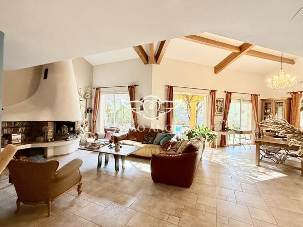 Aubais, entre Nîmes et Montpellier, maison de 182 m² piscine, garage.