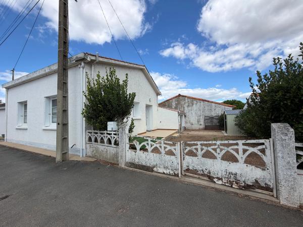 JARD SUR MER (85520) - AU COEUR DU VILLAGE- MAISON DE PLAIN PIED 2 CHAMBRES MEUBLEE AVEC COUR PRIVATIVE