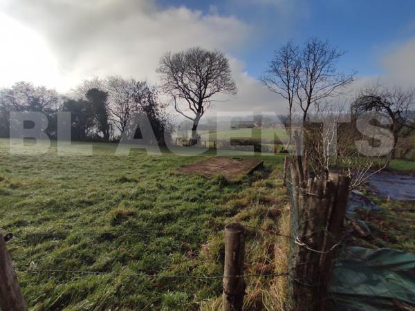 Corps de ferme avec dépendances – terrain à Izé