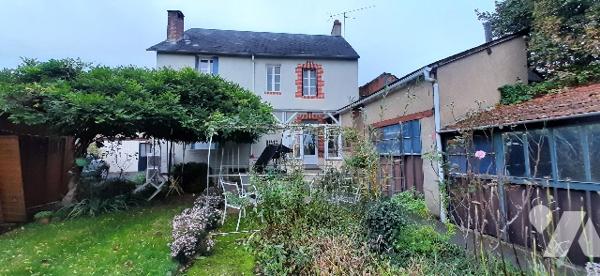 Maison de ville rénovée proche commerces avec 4 chambres, jardin, garage,