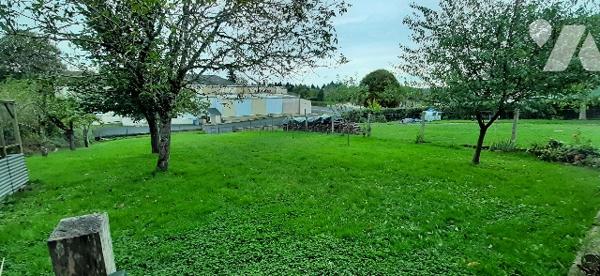 Maison de ville rénovée proche commerces avec 4 chambres, jardin, garage,