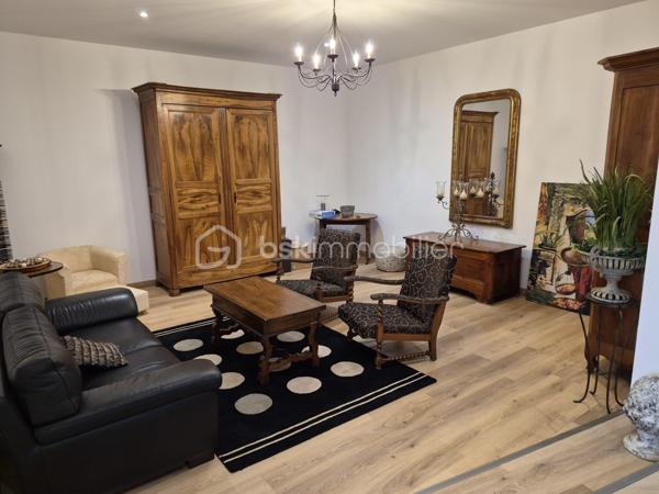 Situé en plein cœur du centre-ville de Pollestres, village particulièrement recherché pour sa qualité de vie, le dynamisme de sa zone commerciale et sa proximité immédiate avec Perpignan (à seulement 7 minutes de Porte d’Espagne), découvrez ce duplex de caractère aux prestations haut de gamme.

Entièrement rénové avec beaucoup de goût et parfaitement entretenu, ce bien rare conjugue élégamment volumes spectaculaires, matériaux nobles et esprit contemporain. L’association du bois, du métal et des lignes épurées confère à l’ensemble une atmosphère chaleureuse et résolument industrielle chic.

Dotée d’une surface totale de 204 m2 (loi Carrez), ce prestigieux duplex impressionne par ses volumes hors normes, sa hauteur sous plafond et sa luminosité naturelle omniprésente tout au long de la journée, grâce aux nombreux puits de lumière intégrés dans la structure.

Pensée dans un esprit de convivialité et de fluidité, la pièce de vie est extrêmement spacieuse avec environ 115 m². Elle constitue le véritable cœur de l’habitation et offre un cadre de vie exceptionnel avec :

•	un vaste double salon, 
•	une salle à manger dimensionnée pour accueillir aisément la famille et/ou les amis, 
•	une superbe cuisine contemporaine, fonctionnelle et ouverte avec îlot central.

Le rez-de-chaussée est complété par une buanderie et un WC indépendant.

A l’étage, vous découvrirez la partie nuit qui se compose de 3 chambres et d’une salle d’eau moderne avec WC. Le palier ouvert bénéficie d’une élégante verrière intérieure qui accentue encore le cachet du lieu. 

Au-delà de son esthétique remarquable, ce loft dispose également d’atouts particulièrement recherchés :

•	d’excellentes performances énergétiques (DPE classe A), 
•	d’un grand garage d’environ 31 m², 
•	d’une place de stationnement privative extérieure, 
•	et d’une petite copropriété avec syndic bénévole et faibles charges. 

Un bien unique sur le secteur, idéal pour les amateurs de volumes atypiques et de prestations de qualité. Coup de cœur assuré.