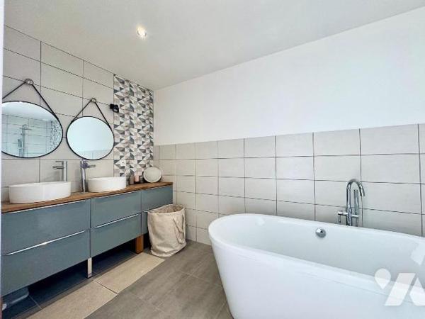 PLABENNEC BOURG - CONTEMPORAINE DE PLAIN-PIED - 2018 - 95 m²

À seulement 700 mètres de l'hyp...