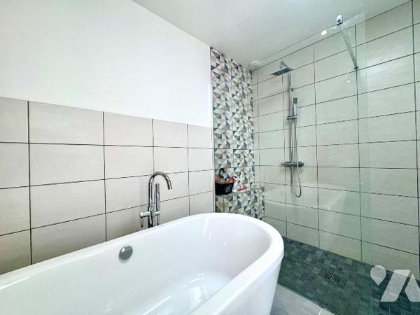 PLABENNEC BOURG - CONTEMPORAINE DE PLAIN-PIED - 2018 - 95 m²

À seulement 700 mètres de l'hyp...