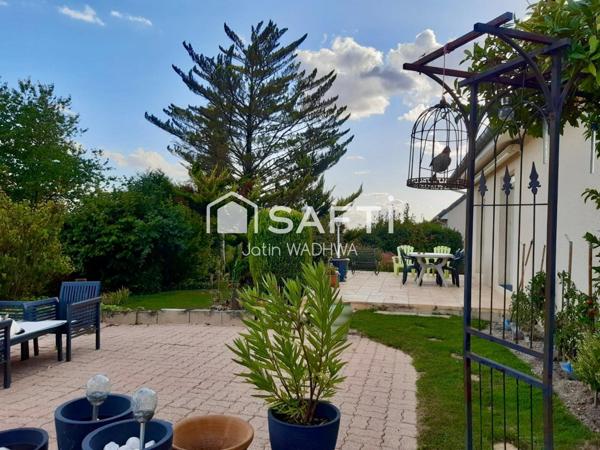 Pavillon lumineux, qualités d'un plain-pied, confortable, avec terrasse, jardin et sous-sol complet pour la famille !