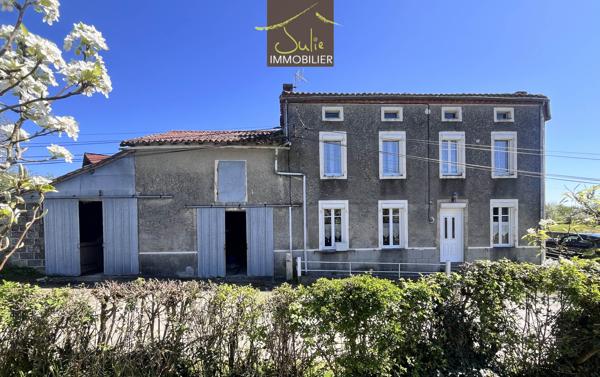 Maison sur 1137m² de terrain avec nombreuses dépendances.