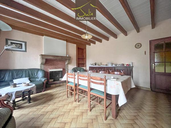 Maison sur 1137m² de terrain avec nombreuses dépendances.