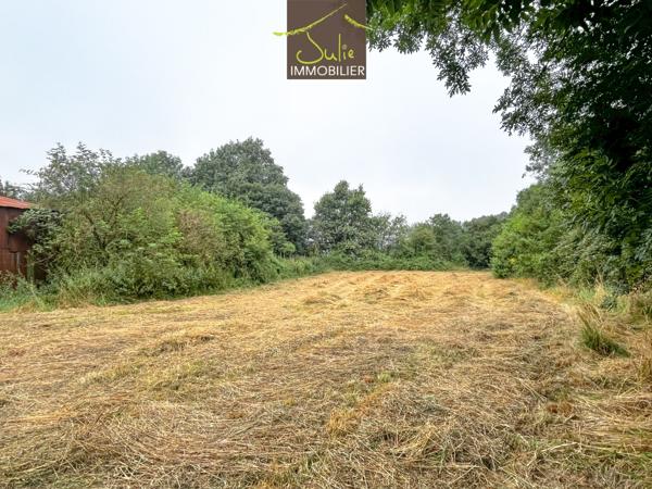 Maison sur 1137m² de terrain avec nombreuses dépendances.