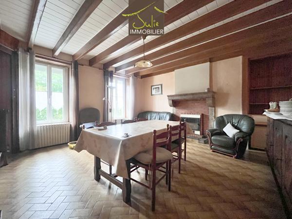 Maison sur 1137m² de terrain avec nombreuses dépendances.