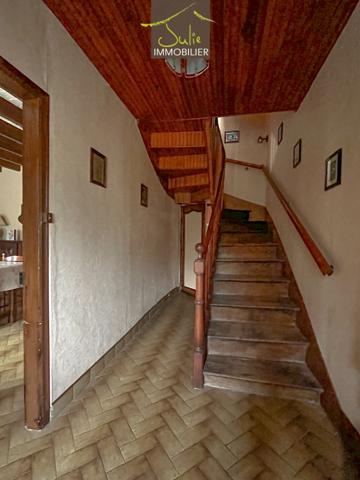 Maison sur 1137m² de terrain avec nombreuses dépendances.