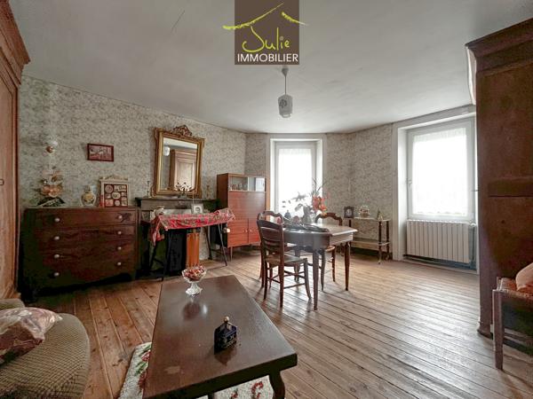 Maison sur 1137m² de terrain avec nombreuses dépendances.