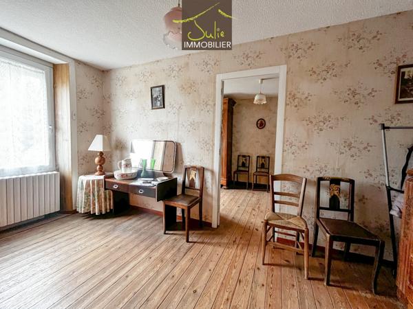Maison sur 1137m² de terrain avec nombreuses dépendances.