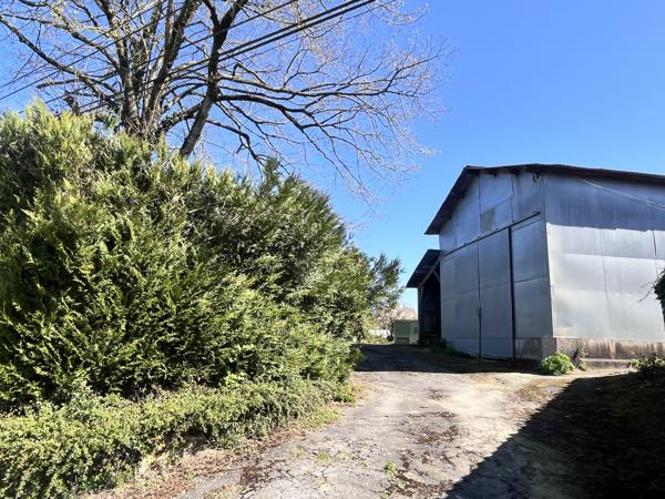Maison sur 1137m² de terrain avec nombreuses dépendances.