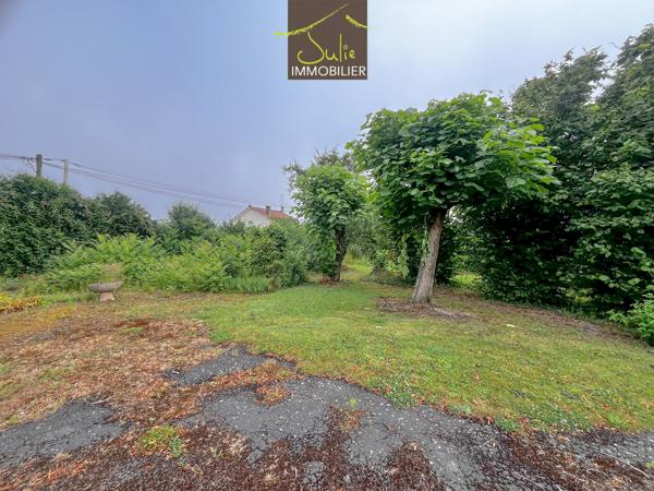 Maison sur 1137m² de terrain avec nombreuses dépendances.
