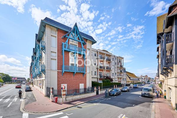 DEAUVIILLE - MAGNIFIQUE APPARTEMENT DE 3 PIECES PRINCIPALES avec BALCON, CAVE ET PARKING