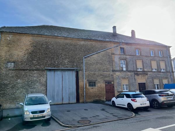 Maison de caractère en pierre avec grange et écurie à rénover entièrement – Une opportunité rare !