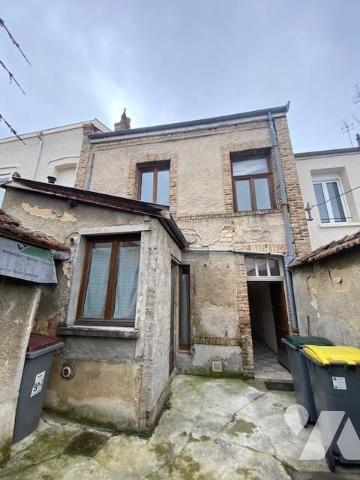 A proximité de l'école du Sacré Coeur, immeuble composé de 3 appartements de type 2 avec une cour