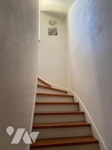 A proximité de l'école du Sacré Coeur, immeuble composé de 3 appartements de type 2 avec une cour