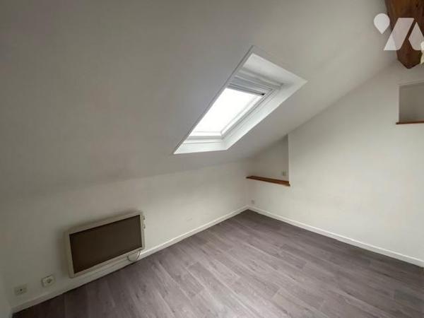A proximité de l'école du Sacré Coeur, immeuble composé de 3 appartements de type 2 avec une cour