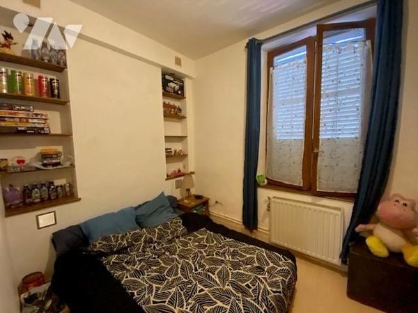 A proximité de l'école du Sacré Coeur, immeuble composé de 3 appartements de type 2 avec une cour