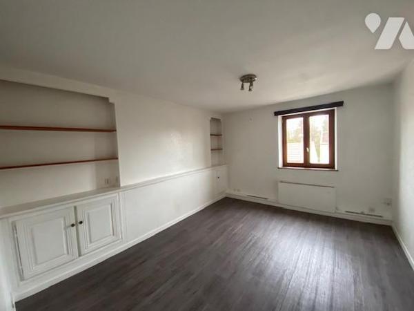 A proximité de l'école du Sacré Coeur, immeuble composé de 3 appartements de type 2 avec une cour