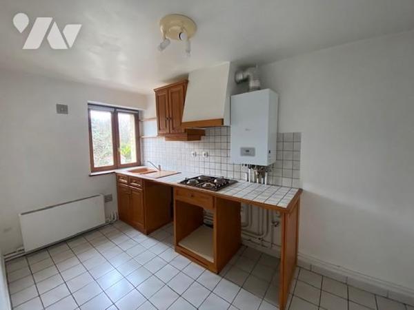 A proximité de l'école du Sacré Coeur, immeuble composé de 3 appartements de type 2 avec une cour