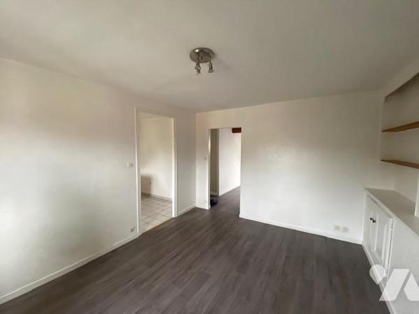 A proximité de l'école du Sacré Coeur, immeuble composé de 3 appartements de type 2 avec une cour