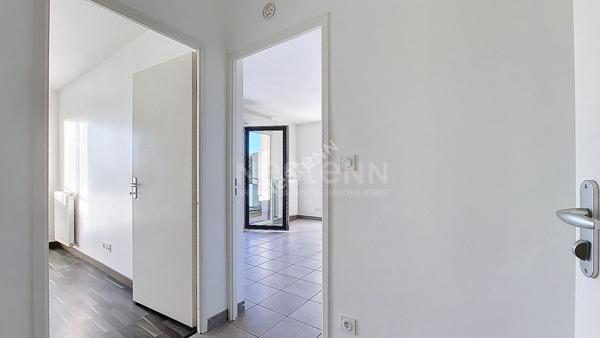 NANTES PONT DU CENS : En vente ! T2 dans résidence récente, ascenseur, lumineux, balcon, parking s/sol, proche toutes commodités.