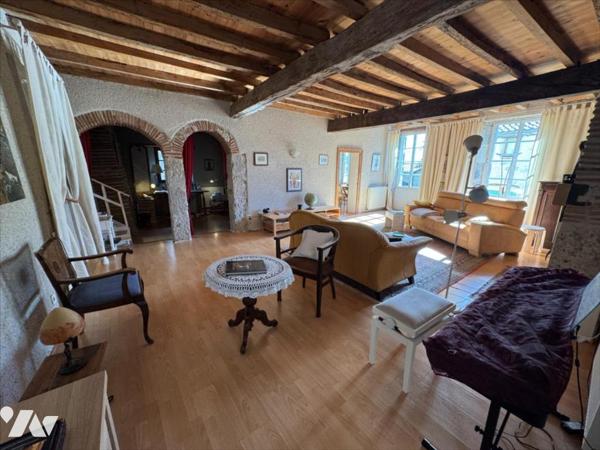 Coeur du village, maison de village en pierre rénovée