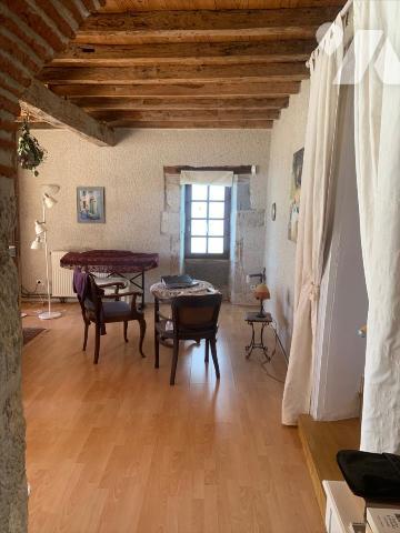 Coeur du village, maison de village en pierre rénovée