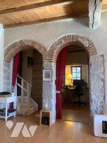 Coeur du village, maison de village en pierre rénovée