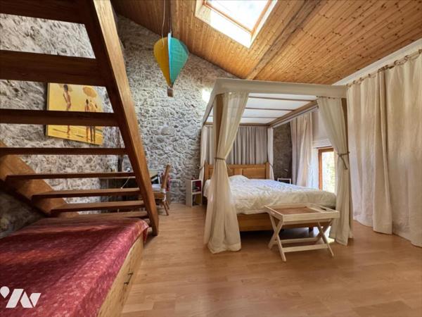 Coeur du village, maison de village en pierre rénovée