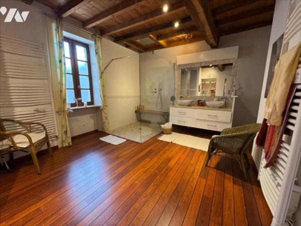 Coeur du village, maison de village en pierre rénovée