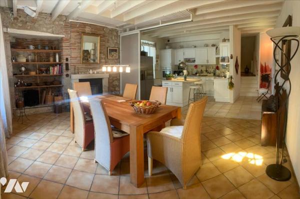 Coeur du village, maison de village en pierre rénovée