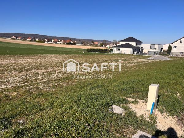 Terrain constructible et viabilisé de 838m²