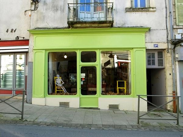 Proche prieuré, immeuble 3 appartements + local commercial (actuellement loué)