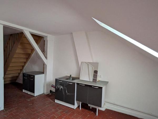 Proche prieuré, immeuble 3 appartements + local commercial (actuellement loué)