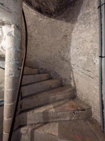 Proche prieuré, immeuble 3 appartements + local commercial (actuellement loué)