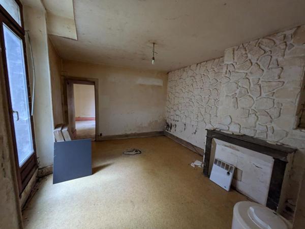 Proche prieuré, immeuble 3 appartements + local commercial (actuellement loué)