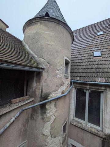 Proche prieuré, immeuble 3 appartements + local commercial (actuellement loué)